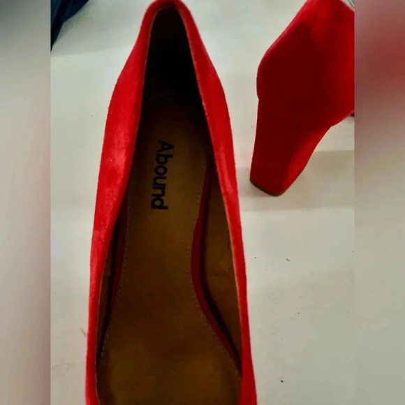 Abound red pointed toe block heel faux suede pumps sz 8 new with small scratch - Picture 5 of 7